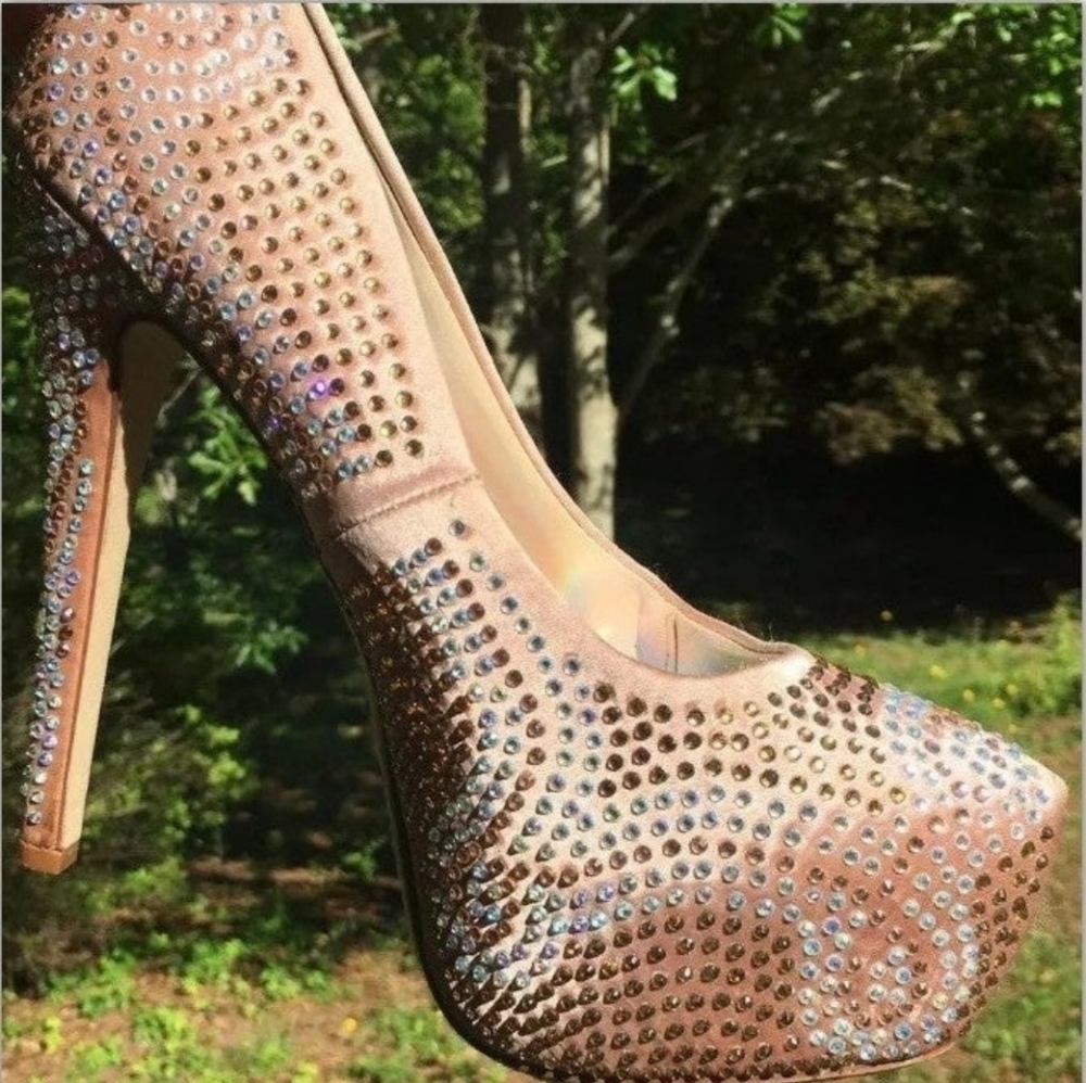 Lady’s Gold/Biscotti ETC Heels size M 7